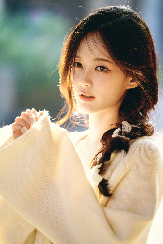 李一桐素美氧气，李一桐白毛衣氧气感写真，谁懂这个一桐扑面而来的温柔感呢，氧气甜妹