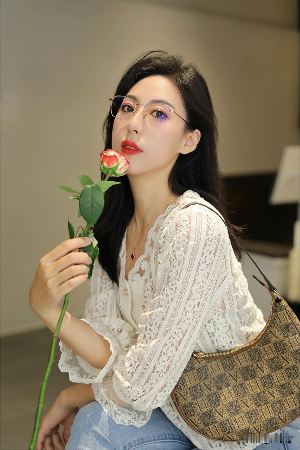 金秘书来了~|||简单休闲的牛仔微喇叭➕白色衬衫配上修饰脸型的金丝框眼镜金秘