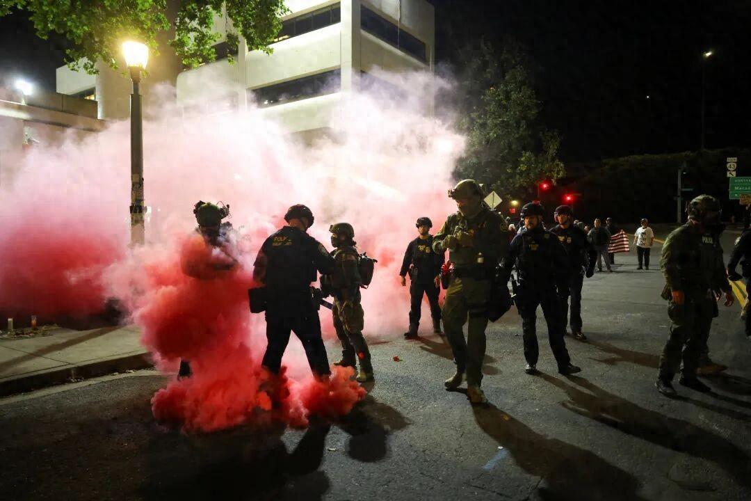出大事了!美国大城市被定性叛乱，各方才反应过来，特朗普分明是要动真格了今年美