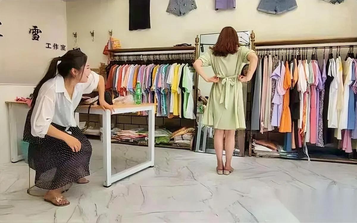 花777买了3件衣服当场剪吊牌穿走了谁想到8天后警察直接找上门？合肥