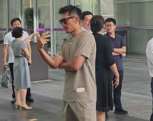 林丹刚出丑那会儿，网友一直不理解他老婆为啥不离婚，现在理解了，是我我也不离，有人