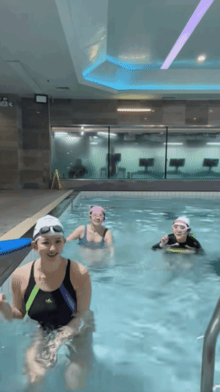 协调性真好，没有两年的训练还真做不到！