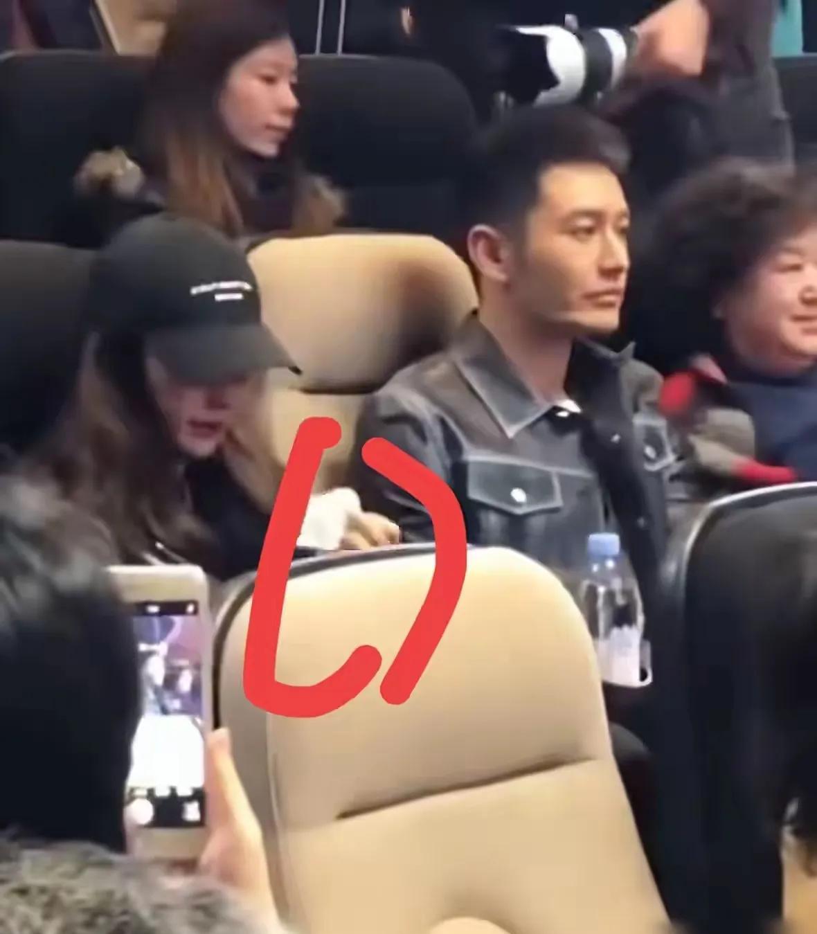 从这张照片就看出来了，他们那个时候，就注定要离婚了。这张照片定格的瞬间，