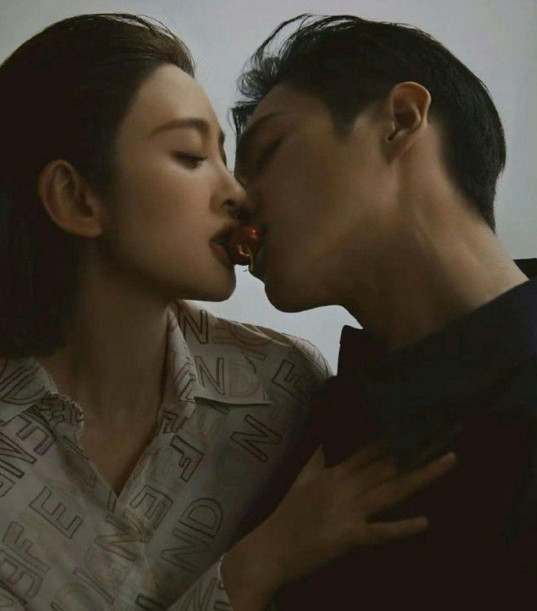 张若昀的手好大，唐艺昕的腰好细，这夫妻俩绝了！​​​