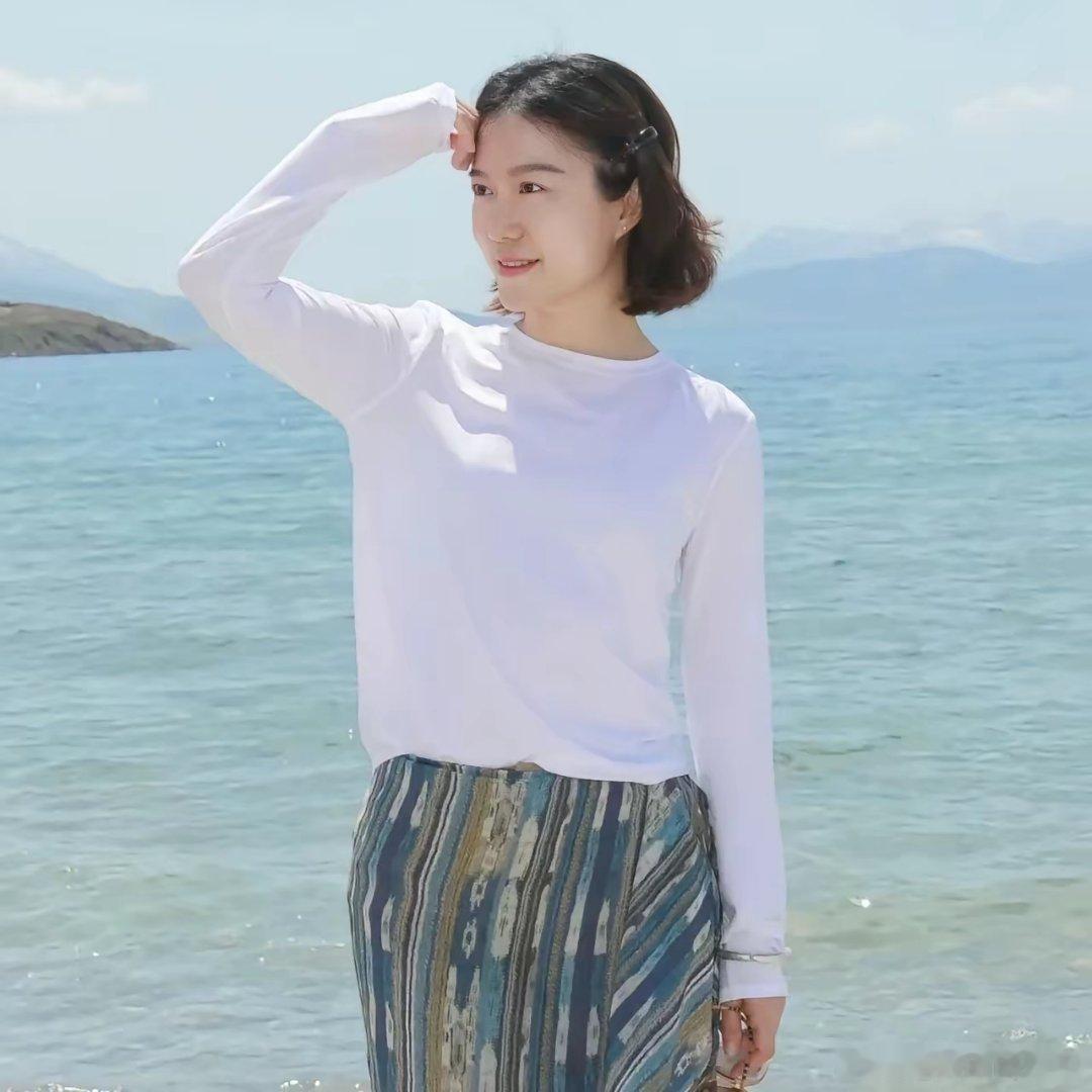 杨振宁遗孀新疆旅游，49岁翁帆化淡妆烫卷发，她脸上有了笑容、终于走出丧夫之痛。杨