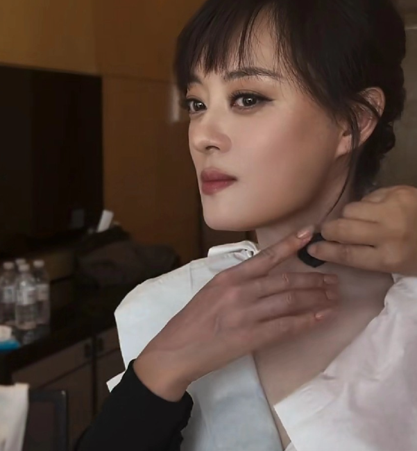 只见镜头前的孙俪皮肤白皙下颌线清晰利落，完全看不出年龄感，状态堪称“逆生长”，