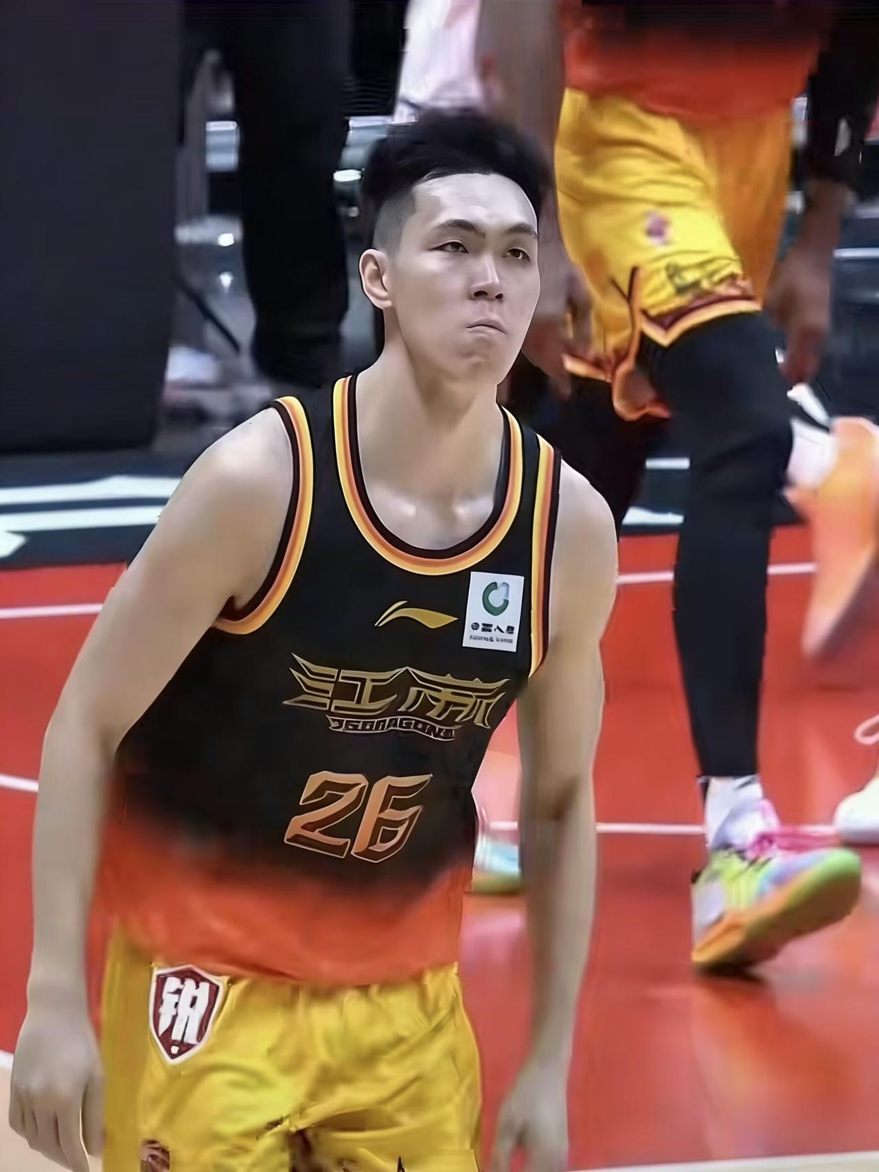 太燃了！庞峥麟26+8+13统治加时，江苏肯帝亚主场力克山东高速迎关键胜利谁