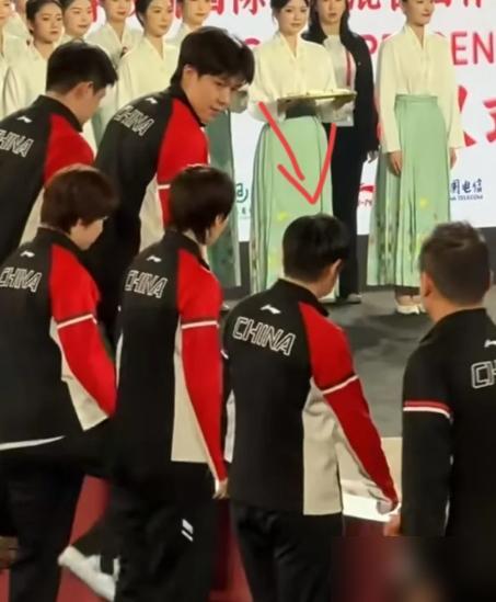 王楚钦啊王楚钦，你知道吗？那天的事其实很好还原，就是在成都的混团颁奖礼上