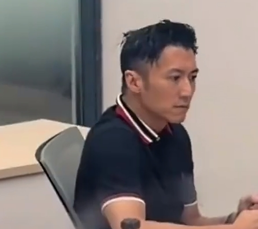45岁谢霆锋用一场会议告诉我们：认真搞事业的男人，到底有多帅！