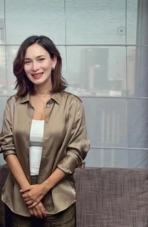 40岁卢靖姗出月子啦！晒素颜健身照惊呆网友：这腰腹线条，哪像刚生完二胎的妈妈？