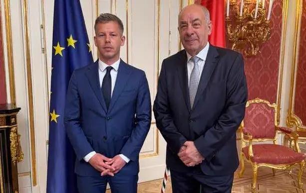 总理毛焦尔当面要求总统辞职：不配代表匈牙利。匈牙利分总统和总理，总理权力最大