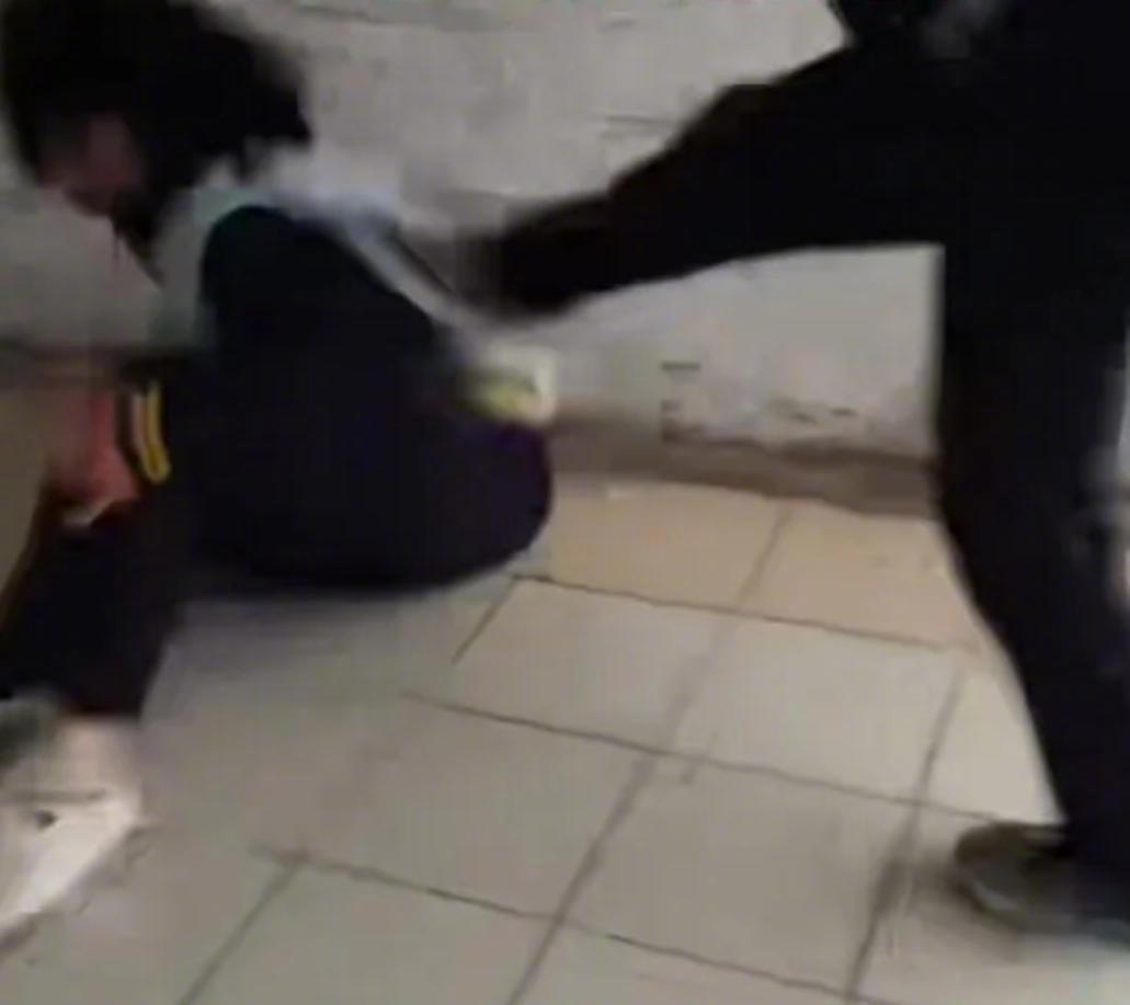 大理中学女生遭4同学殴打事件升级：涉事学生被行政处罚，学校隐瞒被追责