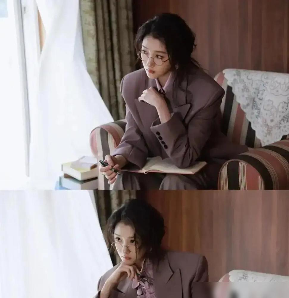 凌晨三点，关晓彤从鹿晗家出来，脖子上那条项链，和他戴的是同款。最近这俩人被拍