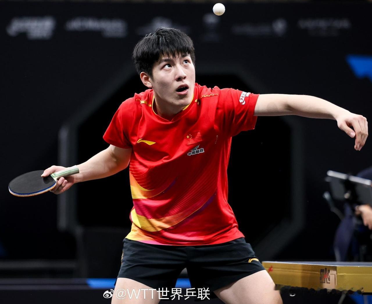 温瑞博打出气势，横扫晋级下一轮。温瑞博比赛前标志性动作，就是原地起跳，应该是提