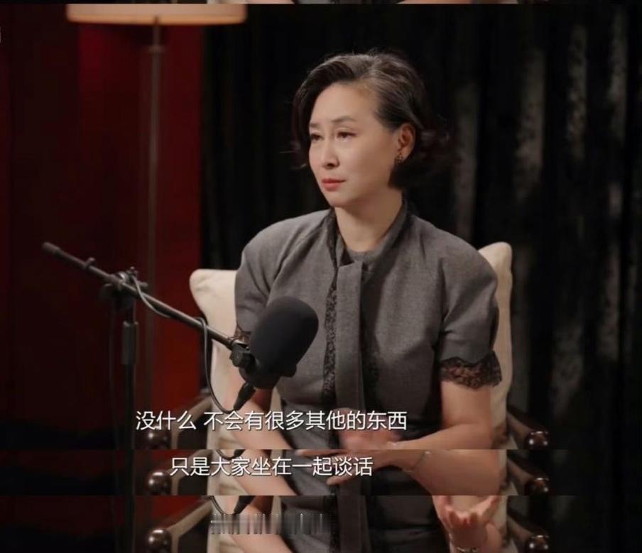 何超琼说自己十岁前过得很苦，比如:小时候妈妈蓝琼缨不是赌王正妻，在外只能被