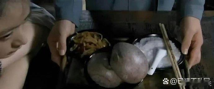 这应该是导演能想到的最苦的生活了。