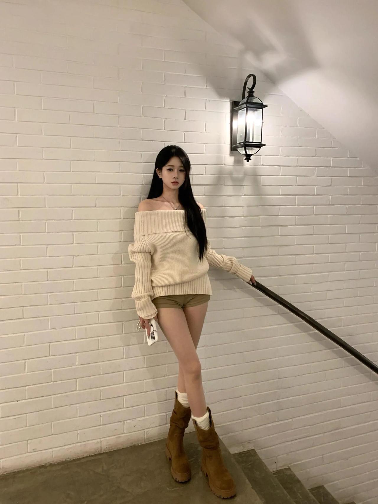 时尚都市女孩，简约风穿搭，随性自然。