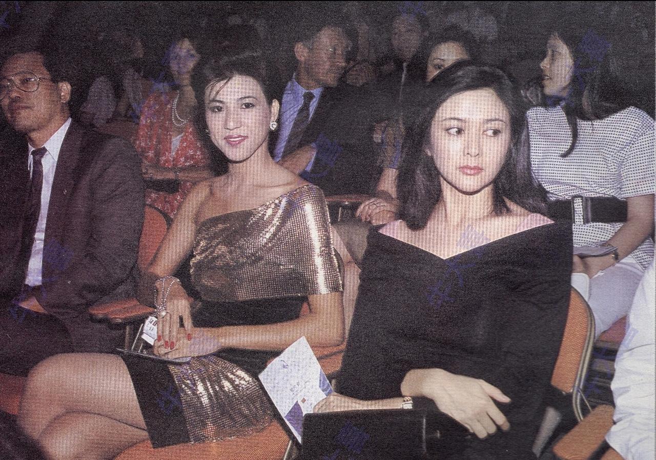 1987年，25岁的关之琳参加活动，和21岁的邱月清同框的画面。当年，邱月清