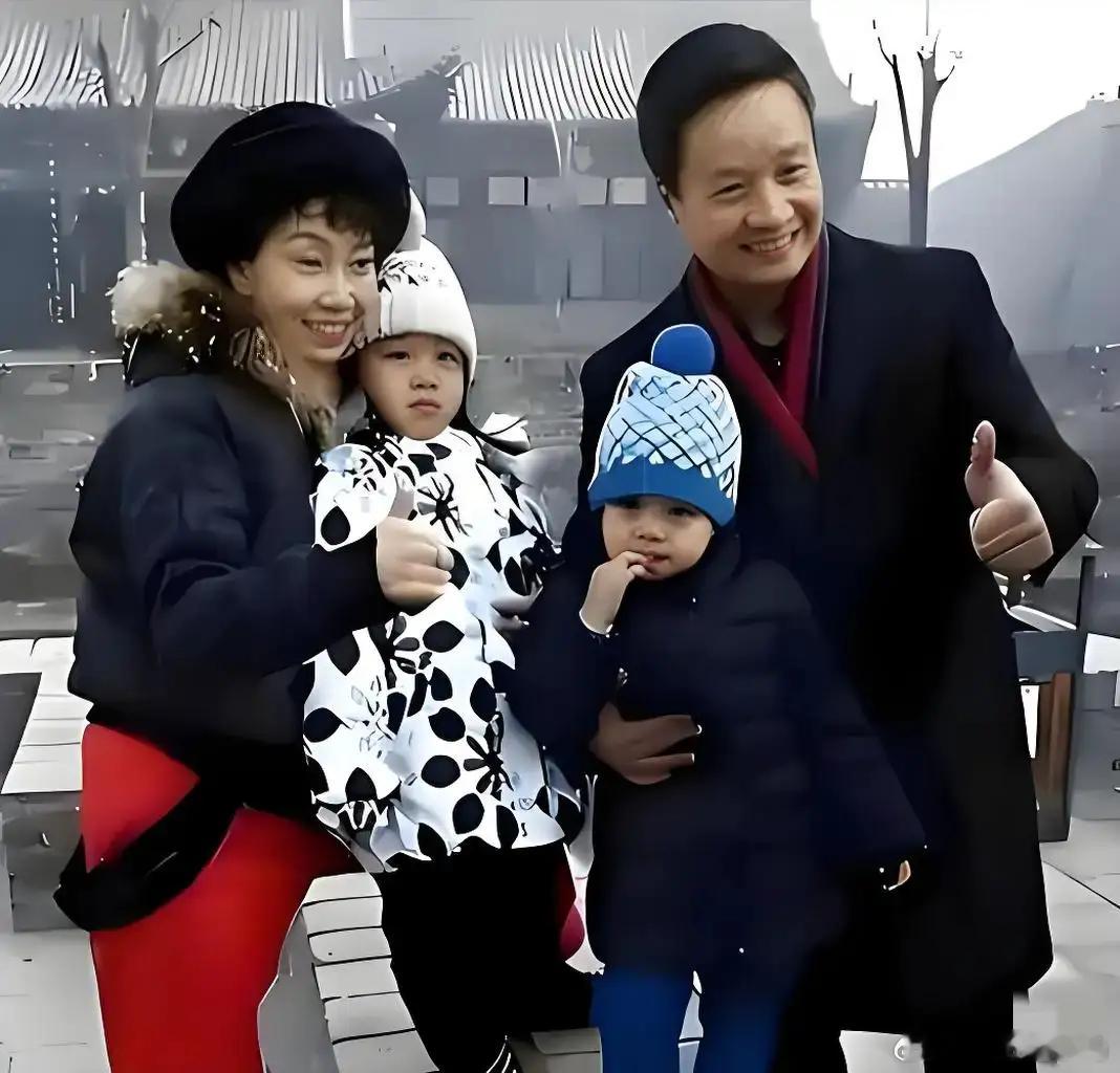 阎维文携妻回平遥，68岁妻子好瘦好显老与丈夫同框就像两代人一样！！！！！