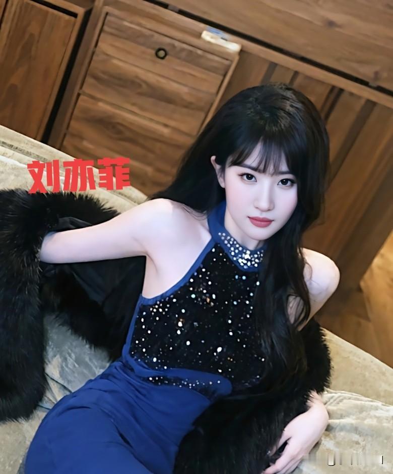 刘亦菲这造型也太美了！蓝色花边裙，花边在灯光下闪得我移不开眼，卷发温柔又带点小妩