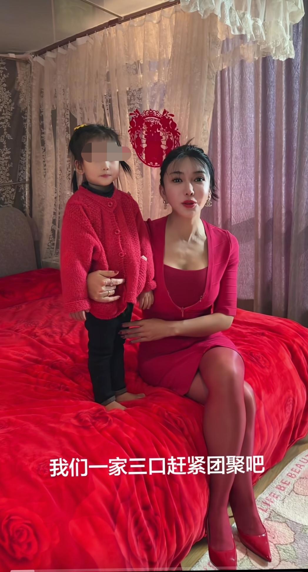 四川成都。新婚不久的网红主播庞麦郎将龚玥菲拉黑，然后不辞而别。龚玥菲多次发视频喊