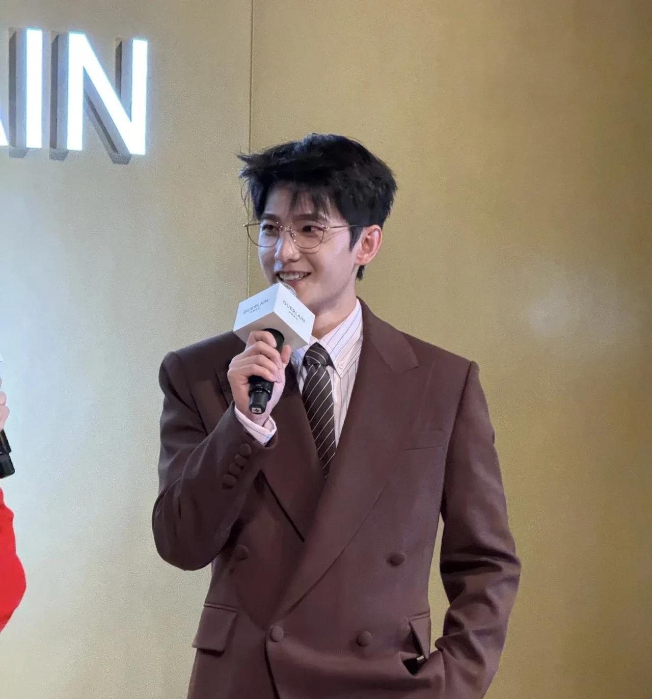 杨洋本人就希望大家看他的剧的时候就看他的剧，不要他一出来大家就盯着谣言傻嗨。看