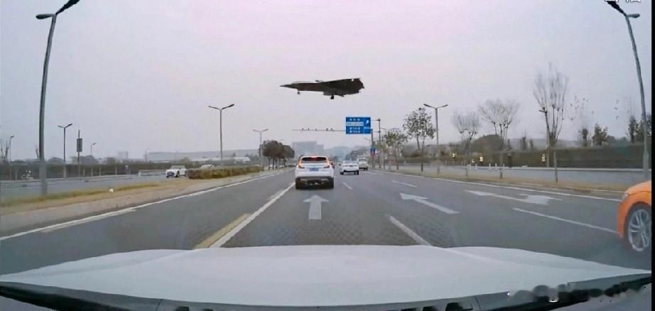 当你等红灯时候，有一架战机路过，什么的感觉？成都成飞大道的车主最近真遇上了，
