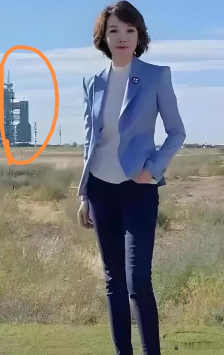 央视主持人刘妙然，原本是从河北电视台过来的，她气质完美，身材修长，主持节目大方，