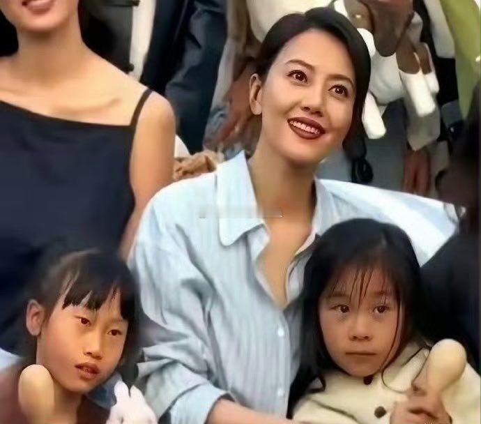 高圆圆的女儿彻底火了，真是完美避开妈妈的美貌，长得太像赵又廷了吧。