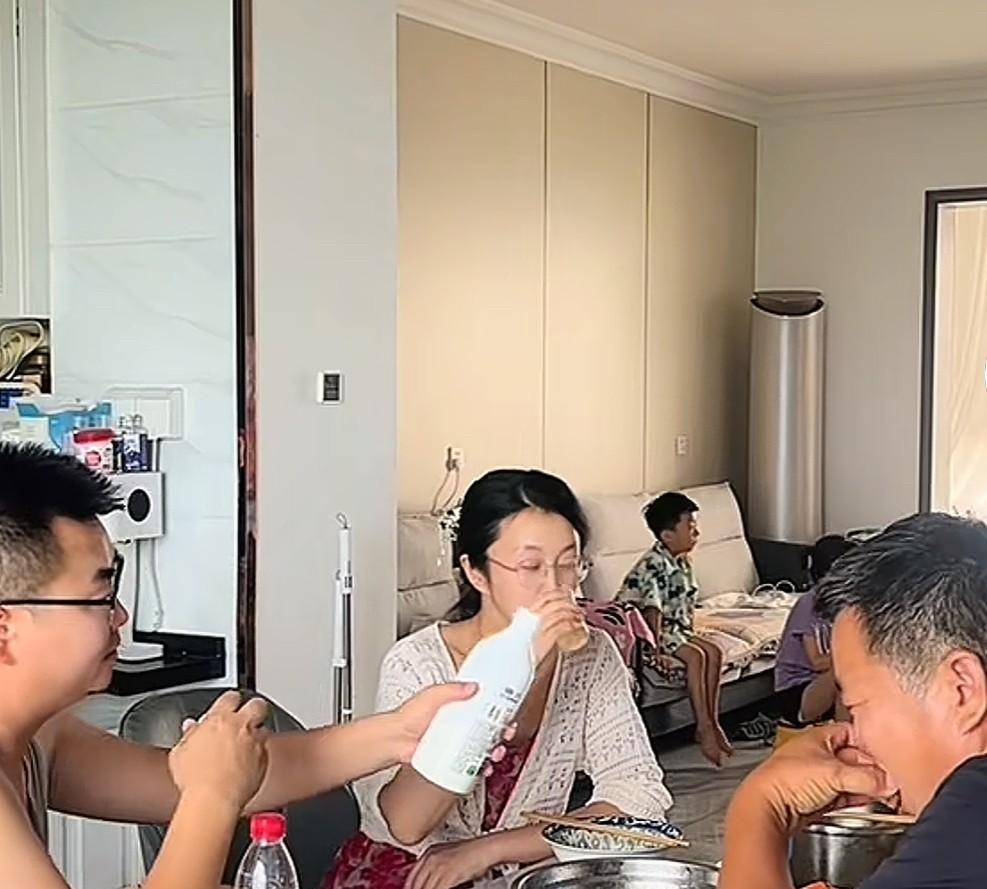 田静不愧是大学生，挺有驾夫术，郭威跟老丈人的关系非常好，这不，为了卖牙线，郭威非