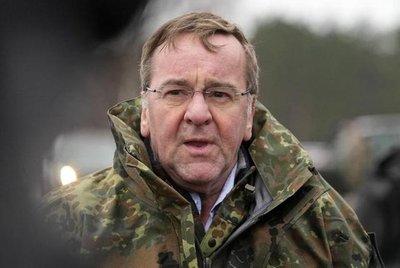 德国防长竟然建议特朗普道歉，这不是开国际玩笑吗？据德国《时代》周报网站消息，