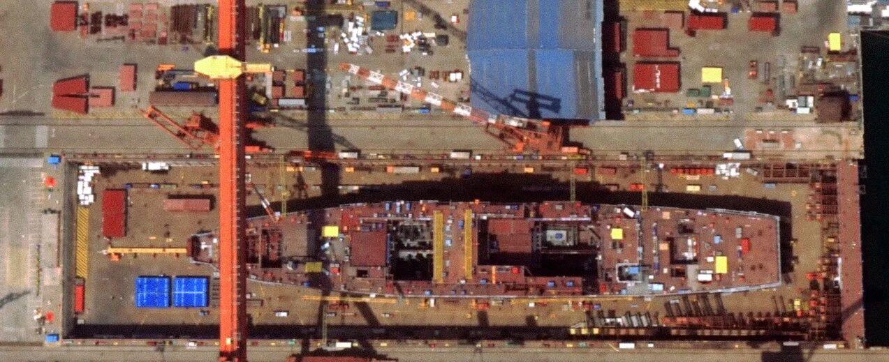 “核舰”最新图来了，已吊装多个机库分段、舰艏合拢后舰长将超乎想象！五一期间，