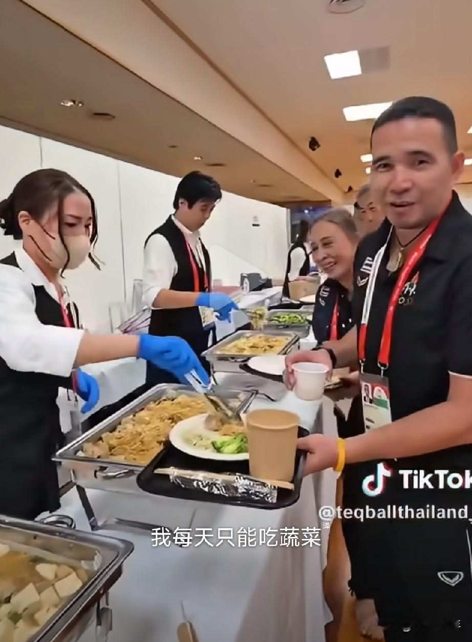 名古屋亚运会运动员伙食引发热议，不少人感慨中国队提前准备很有远见泰国代表团拍下名古屋亚运会运动员餐厅