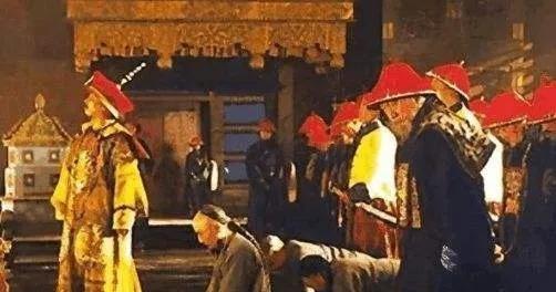 1803年。安葬着乾隆皇帝的裕陵隆恩殿出了大事，支撑大殿的梁柱竟断成了三截。“难