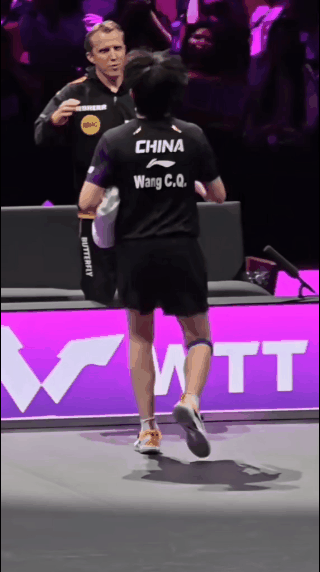 曾经的师徒王楚钦微笑的跑向弗朗西斯卡的教练罗斯科夫。老罗也是个左手将，深知左手