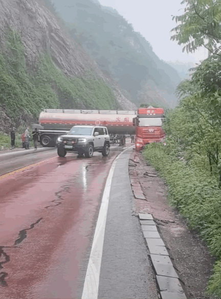 油罐车：“小豹子，我不叫你停，你是不是打算把我拉上坡啊？”方程豹豹5：“啊？我