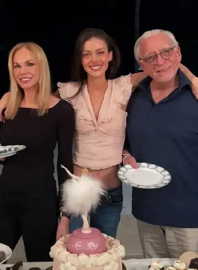 布鲁克林把Ins简介改成了“佩尔茨集团创意总监”。贝克汉姆这个姓氏，消失了。