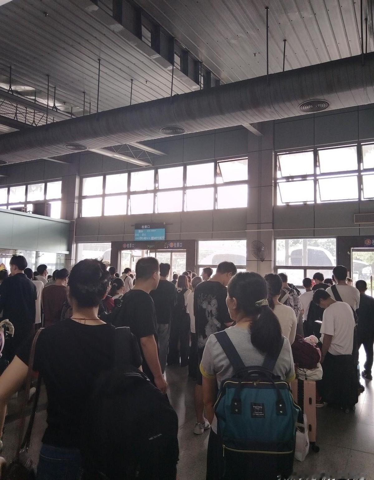 真该听我大侄子的话，非要凭着老经验办事。他早就提醒我要提前在手机上买票。我还