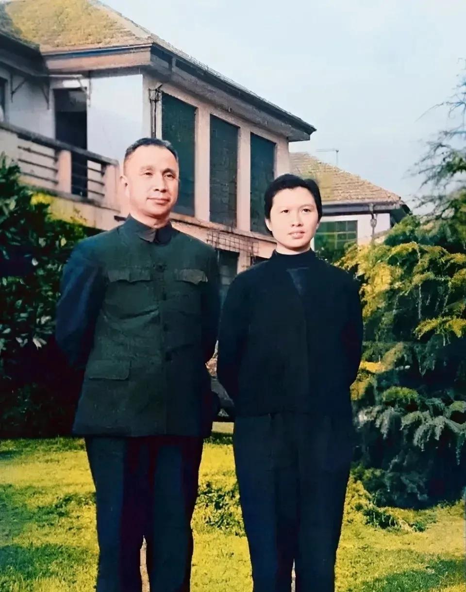 这张珍贵合影定格了中年粟裕大将与夫人楚青的幸福时光。照片中，