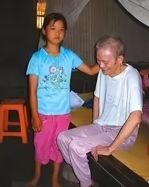 1993年，新婚夜，瘫痪新娘被丈夫抱上炕，含泪道：我这身子，也不能给你生