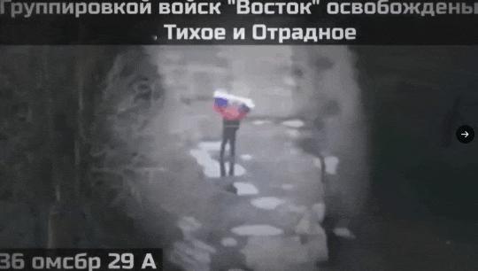 上午打卡挥旗，下午被“去军事化”。1名俄军士兵在第聂伯罗彼得罗夫斯克的季霍耶村打