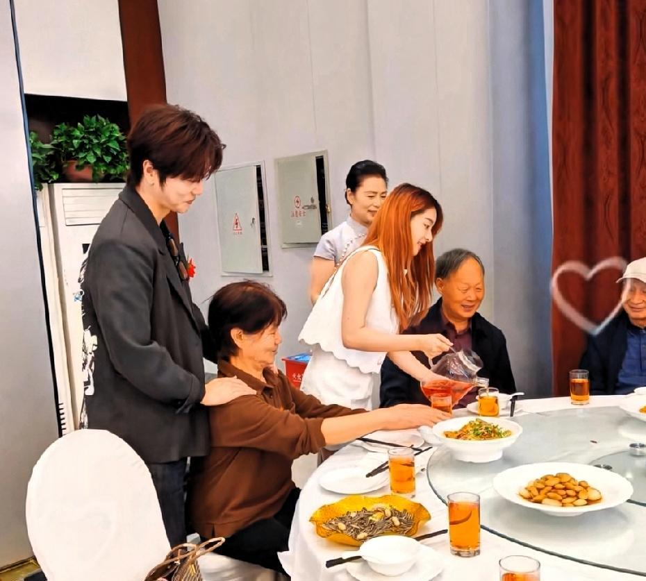 陆虎带老婆陈瞾旭参加妹妹婚礼，嘘嘘超有礼貌、落落大方！她作为嫂嫂也是忙着招待客人