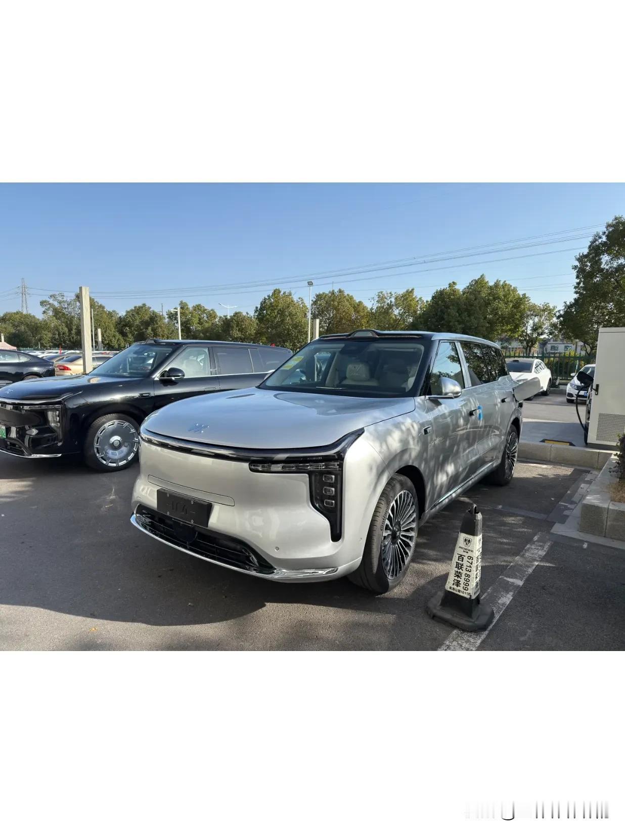 智己LS9太多人了吧，本来就是说和朋友去看车，结果4S店现场人气直接爆棚！让我等