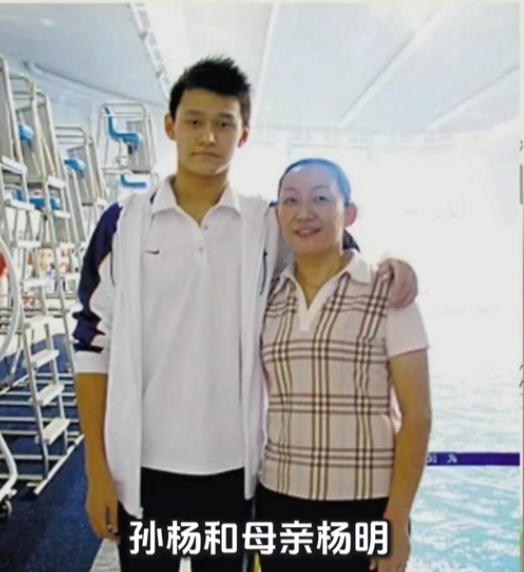 孙杨之所以成为现在这个样子，完全是孙妈造成的。孙杨属于典型的“妈宝男”，在生活