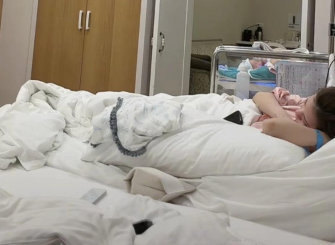 汪小菲晒马筱梅睡觉照。汪小菲趁着马筱梅睡着了晒出她的睡觉照，网友看到后表示:马