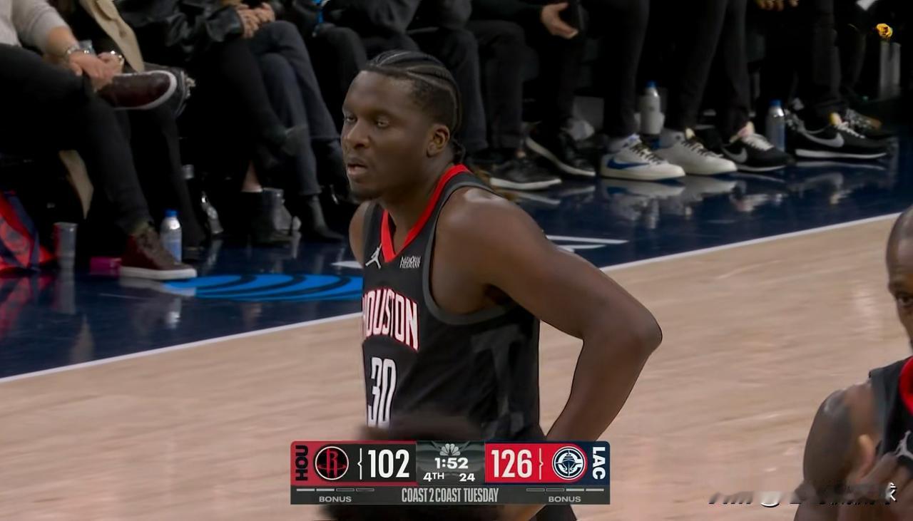 我强烈建议火箭老将卡佩拉主动申请交易离队！在今天火箭客场以108：128惨败于快