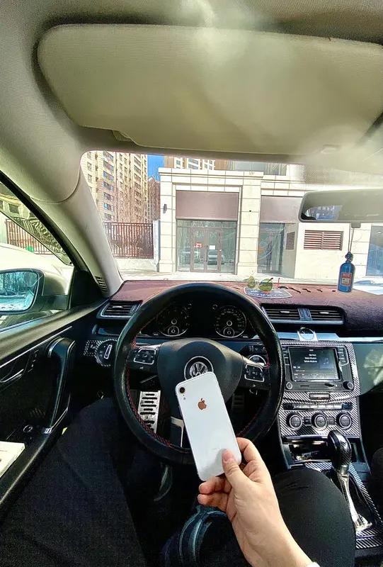 25万选奥迪A4L还是迈腾，这得看个人需求。奥迪A4L作为豪华品牌，优惠后裸车2