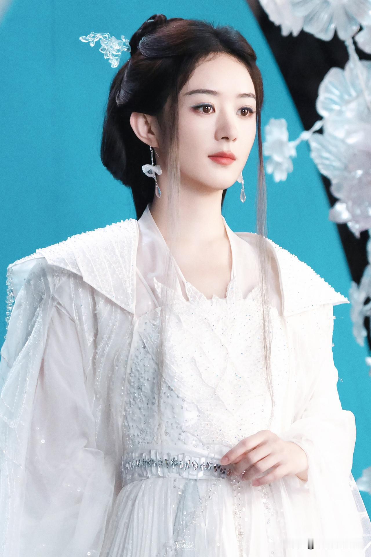 碎梦仙君结局赵丽颖饰演的反派碎梦仙君最后放下执念消散于六道。她本身是一个没有