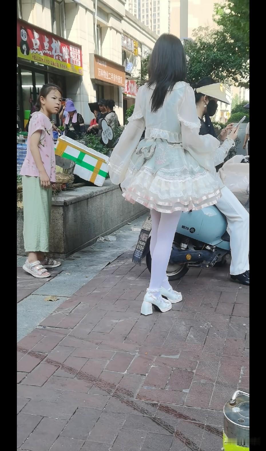 小女孩眼里满是羡慕之情