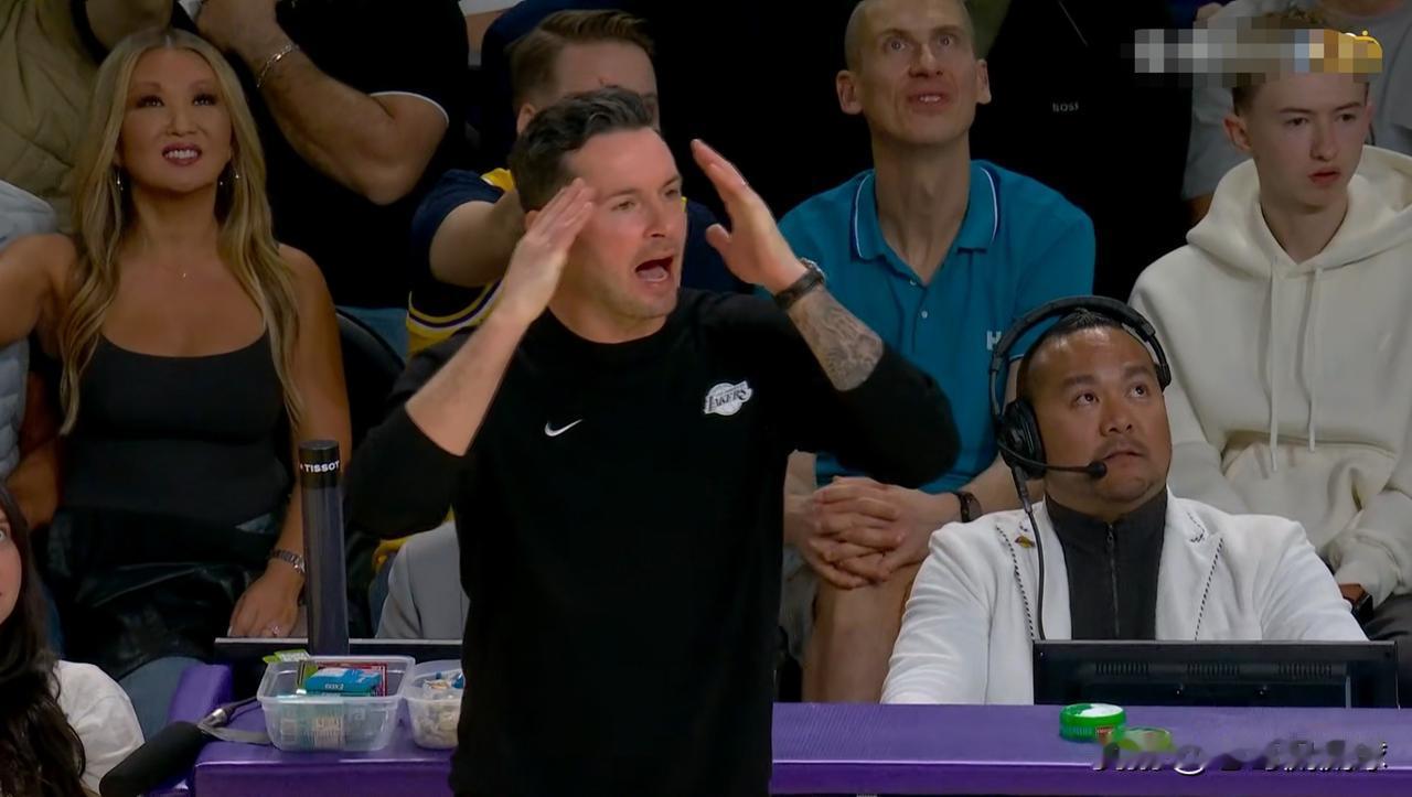 湖人主帅雷迪克怒批球队的失误过多！在今天湖人主场以110：119不敌雷霆的赛后采